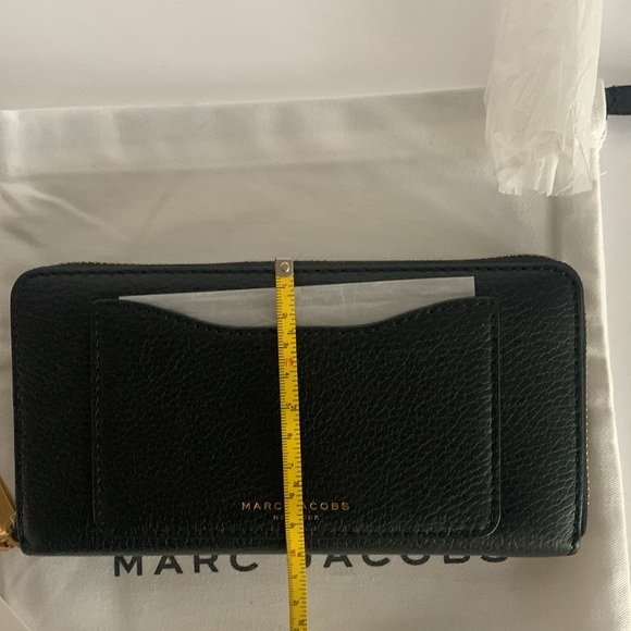 Marc Jacobs Zipped Continental Wallet in black leather - Picture 7 of 10